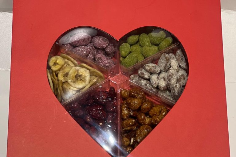 מארז פרימיום פיצוחים מקורמלים לב